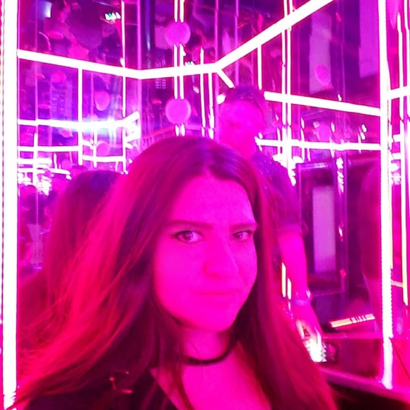 Meet your Posher, Amanda - Picture 2 of 2